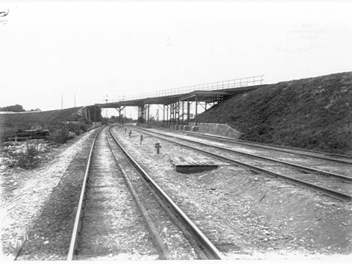 Frederikssundsbanen krydser Roskildebanen, 1911 (Valby Lokalhistoriske Selskab og Arkiv)